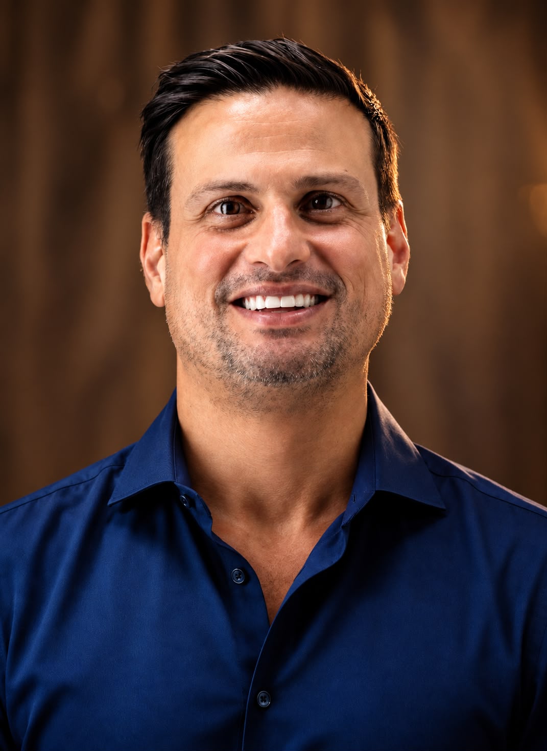 Retrato de Paulo Rodovalho, sorrindo, com camisa azul.